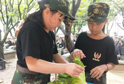 孩子在一起洗生菜