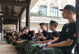 在走廊上合影的孩子們
