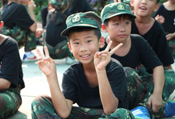 坐在地上對著鏡頭微笑
