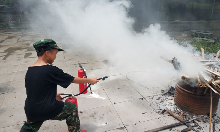 營(yíng)員用滅火器滅火
