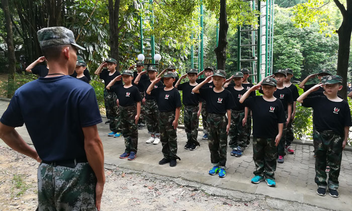 孩子對著教官敬禮