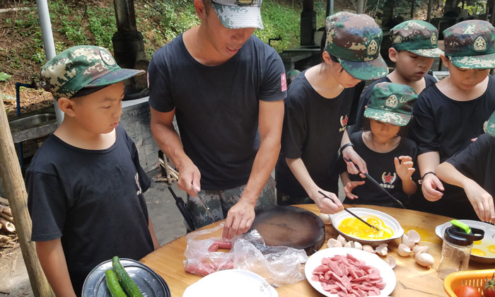 教練準(zhǔn)備教孩子做火腿腸蛋炒飯