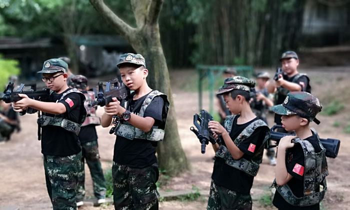 孩子們拿槍的模樣