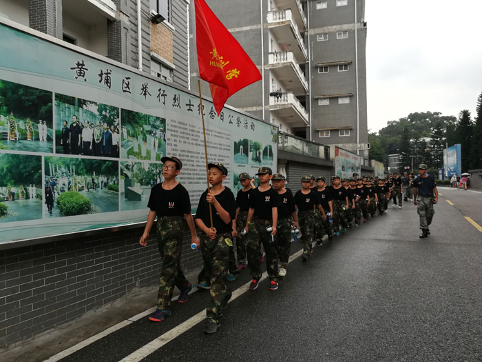 舉著旗子前進(jìn)