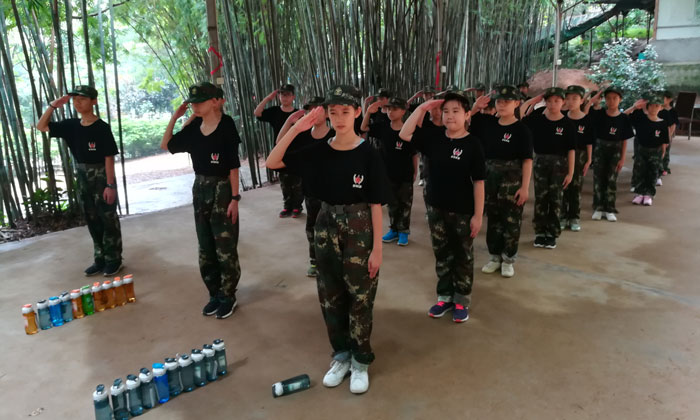 孩子們在練習敬禮