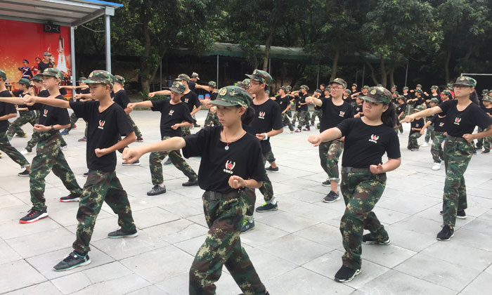 努力打軍體拳的孩子們