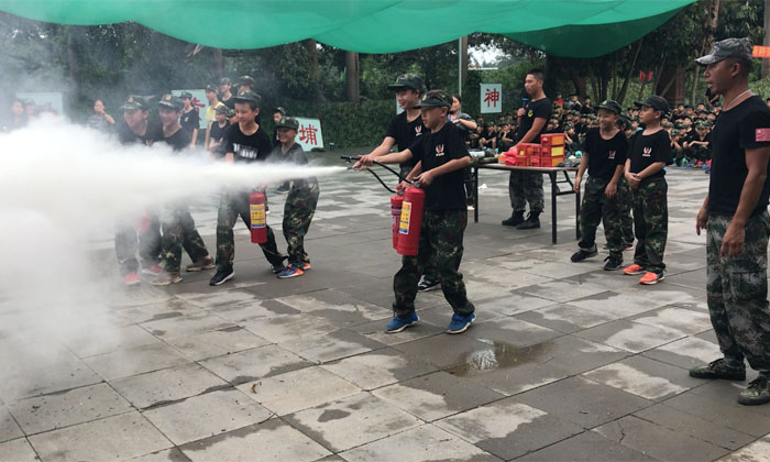 終于正確學(xué)會(huì)使用滅火器