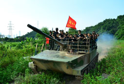 營(yíng)員們開著坦克