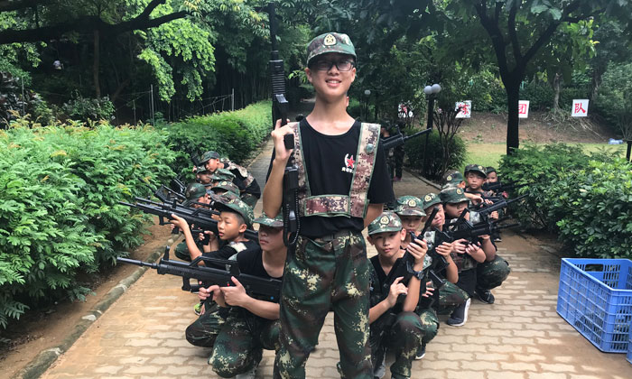 孩子們帥氣的抓起自己的槍