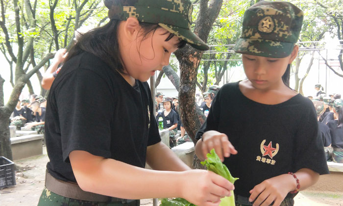 孩子在一起洗生菜