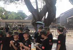 營員們拿著門票準備進去游玩
