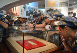 軍事夏令營(yíng)中的小士兵