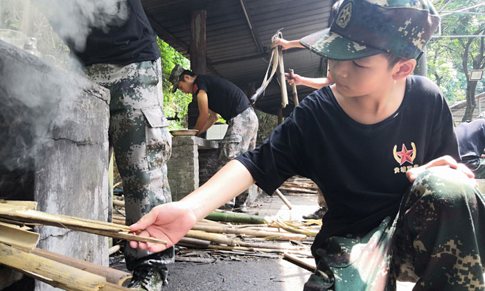 孩子學會燒火了