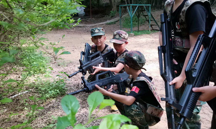 躲在草叢中狙擊敵人