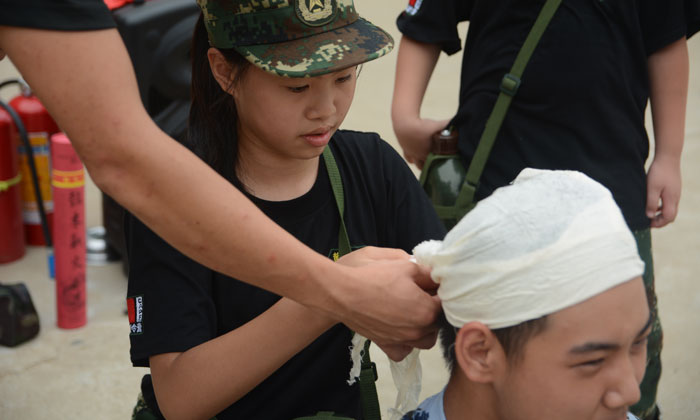 女營員學(xué)會(huì)了包扎