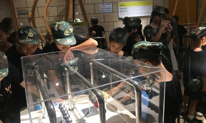 孩子對博物館中的每一樣裝備都很好奇