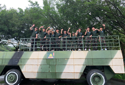裝甲車上合照