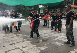 營員學會了使用滅火器