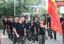 孩子年齡不大，卻已經(jīng)有軍人的模樣
