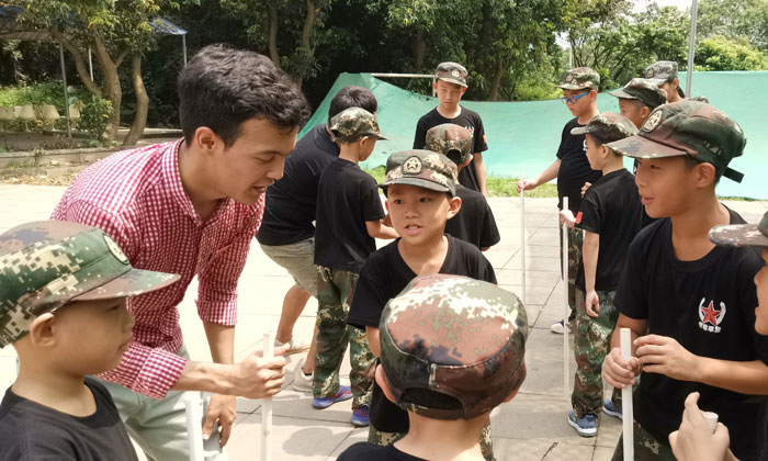老師告訴孩子們游戲規(guī)則