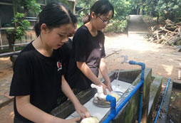 女孩子在水池邊洗菜