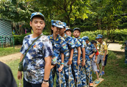 眾人一起拿著板子走