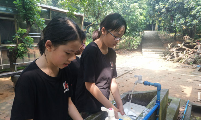 女孩子在水池邊洗菜