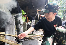 孩子學(xué)會(huì)燒火了