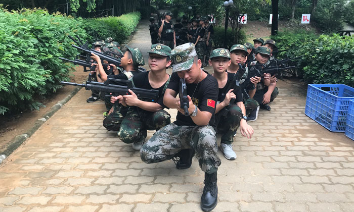 教官與學(xué)員們的全副武裝