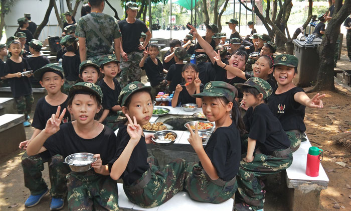 孩子們吃飯的快樂時光
