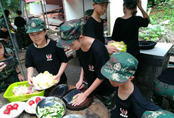 孩子們在努力的備菜