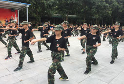 努力打軍體拳的孩子們