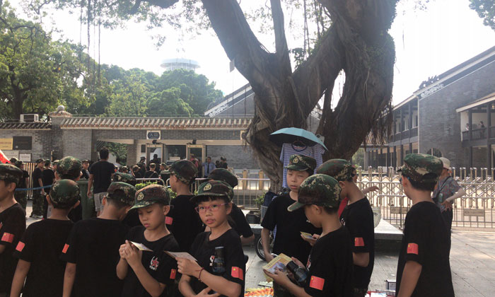 營員們拿著門票準(zhǔn)備進(jìn)去游玩