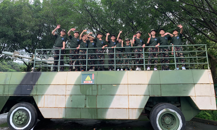 裝甲車上合照