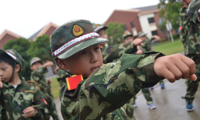 暑期黃埔軍訓(xùn)夏令營(yíng)培養(yǎng)孩子堅(jiān)持不懈的精神