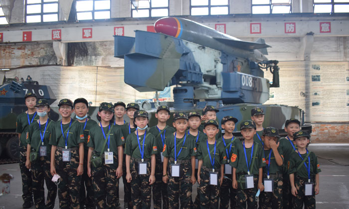 孩子們和步兵戰(zhàn)車合照