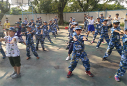 高中生暑假參加軍訓(xùn)拓展夏令營(yíng)一個(gè)月的變化?