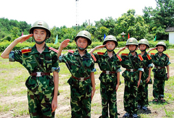鼓勵(lì)學(xué)生參加上海軍事營建立勝不驕敗不餒的良好心態(tài)