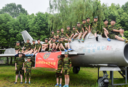 參加上海暑期軍事夏令營(yíng)灌輸軍人精神