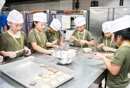 華南中小學(xué)生暑假夏令營(yíng)磨煉孩子品格
