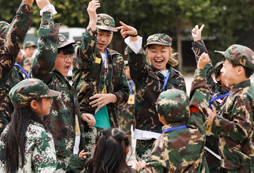 黃岡軍事夏令營以特色的活動增強孩子勇氣