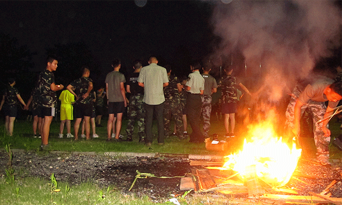 黃山軍事夏令營陪孩子度過一個難忘的假期！.gif