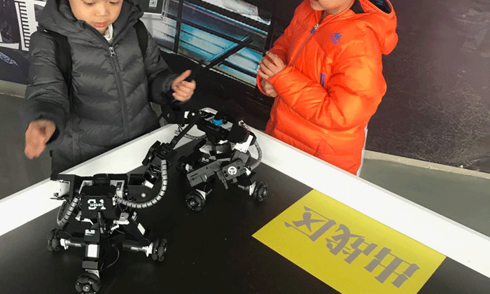 近距離參觀機器人作品