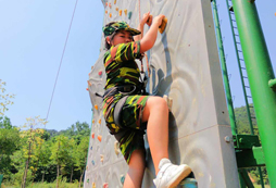 參加湖南軍事夏令營(yíng)在綠色軍營(yíng)中蛻變成長(zhǎng)