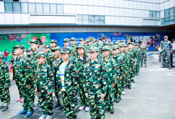 湖南軍事夏令營(yíng)豐富的辦學(xué)經(jīng)驗(yàn)培養(yǎng)孩子的素質(zhì)