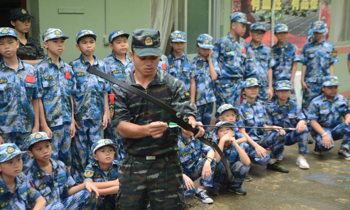 參加湖南岳陽軍訓(xùn)夏令營練就堅(jiān)忍意志