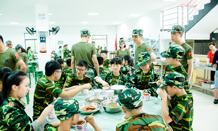 懷化小孩子軍事夏令營培養(yǎng)塑造孩子的能力