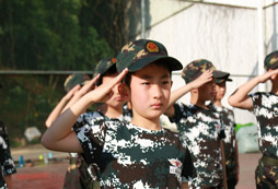 參加紅星閃閃軍事夏令營(yíng)感受軍營(yíng)文化