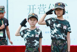紅星閃閃軍事夏令營(yíng)為孩子樹(shù)立軍營(yíng)榜樣！