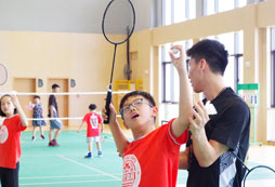 教練給我們矯正打羽毛球的姿勢(shì)